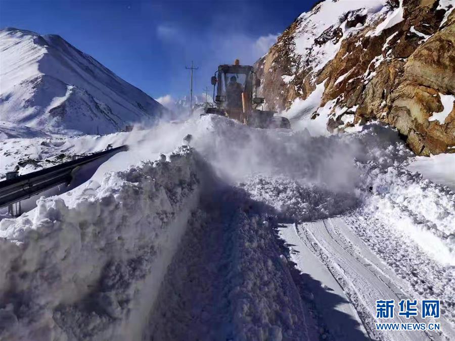 （圖文互動）（2）西藏日喀則普降暴雪 電力交通逐步恢復(fù)無人員傷亡