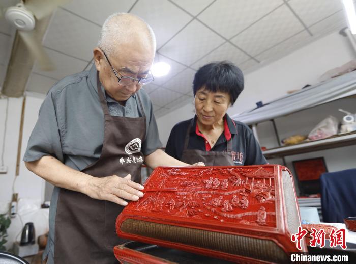 在河北省固安縣南宋村，雕漆匠人朱慶元正給學員指導漆器制作技法。　門叢碩 攝