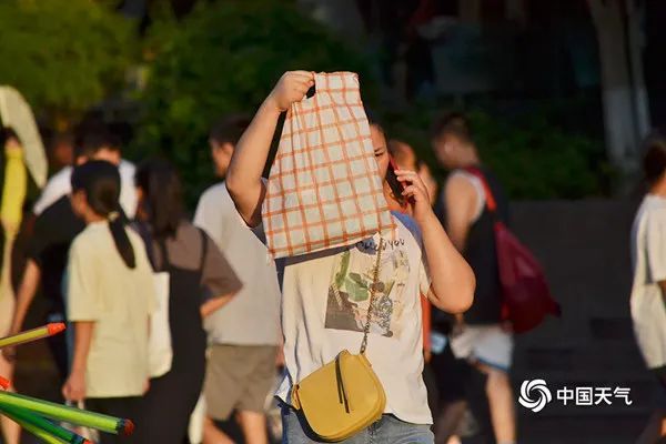 △7月11日，重慶最高氣溫達到40.2℃，市民高溫下出行。（圖/曹凱）