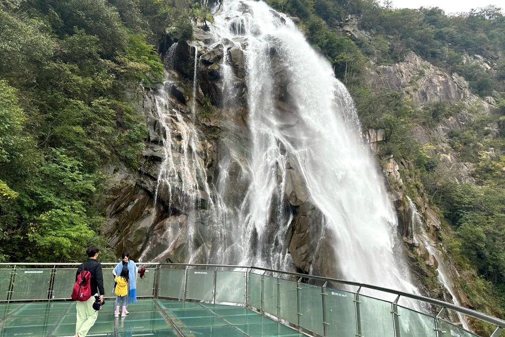 　　游客在位于安徽省安慶市岳西縣黃尾鎮(zhèn)的大別山彩虹瀑布風景區(qū)內(nèi)游玩（10月12日攝）。新華社記者 欒若卉 攝